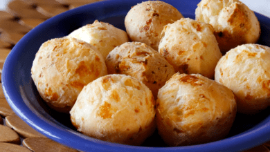 Pão de queijo caseiro quentinho saindo do forno em assadeira.