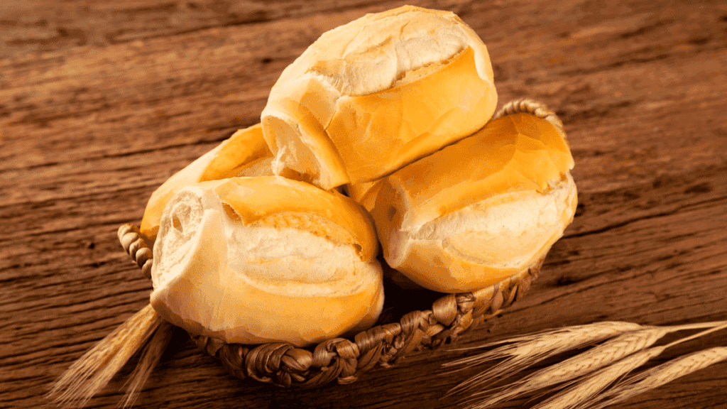 Vários pratos feitos com pão velho, como rabanada, croutons e pudim de pão.