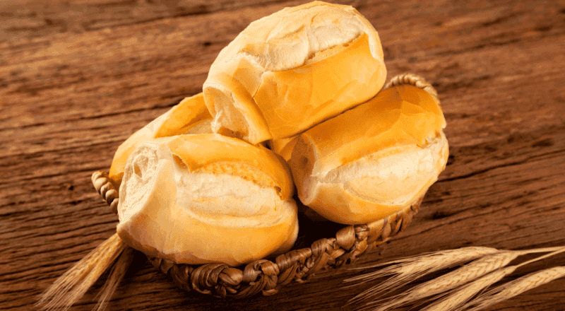 Vários pratos feitos com pão velho, como rabanada, croutons e pudim de pão.