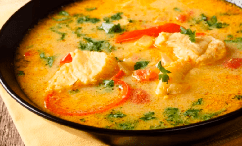 Um prato apetitoso de peixe cozido com leite de coco, pronto para ser servido.