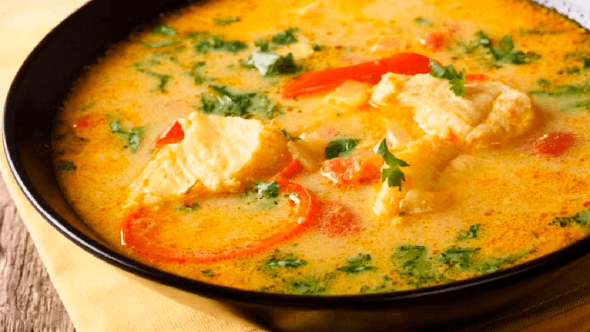 Um prato apetitoso de peixe cozido com leite de coco, pronto para ser servido.