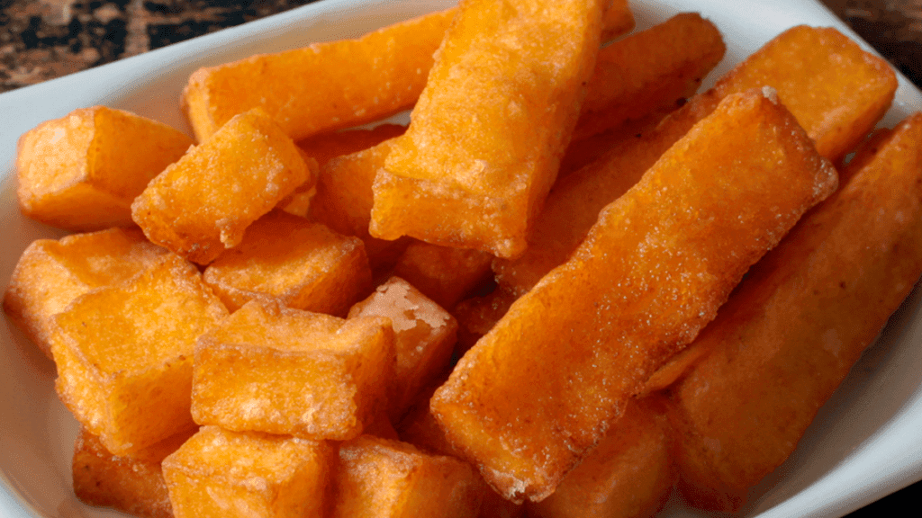 Polenta frita crocante dourada e apetitosa.