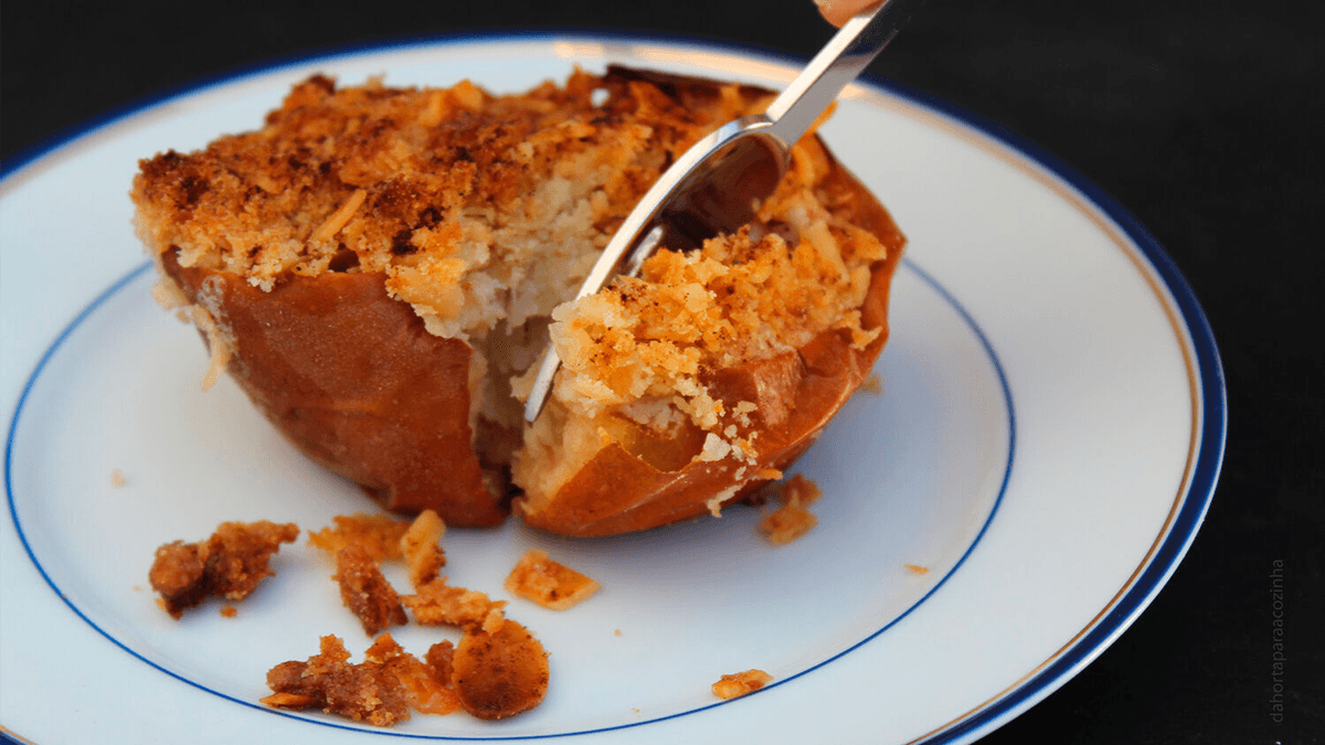 Aprenda a fazer a melhor Maçã assada com crocante de nozes e especiarias! Receita fácil, deliciosa e perfeita para aquecer. Dicas e passo a passo.