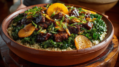 Ingredientes organizados em bancada rústica, incluindo feijão preto, carnes, temperos e acompanhamentos