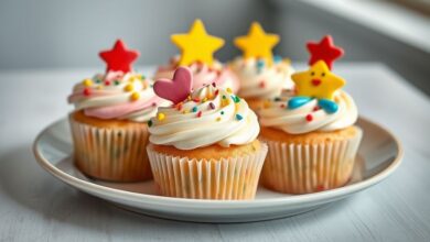 Cupcakes coloridos decorados com confeitos, apresentados em mesa festiva e vibrante.