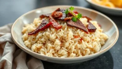 Prato de arroz cremoso com carne de sol, dourado e cremoso, com queijo derretido e cheiro-verde fresco, servido em tigela rústica