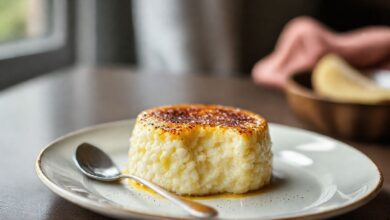 Taça de arroz doce brûlée com crosta dourada de açúcar, textura cremosa e decoração com canela.