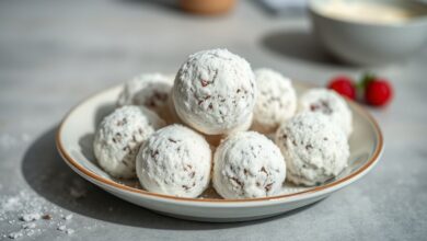 Bandeja com brigadeiros de leite ninho polvilhados, brancos e macios, apresentados em forminhas elegantes