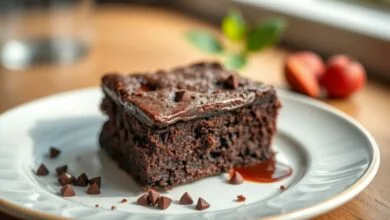 Brownie úmido e brilhante, cortado em quadrados, com casquinha crocante e interior macio, em um prato elegante