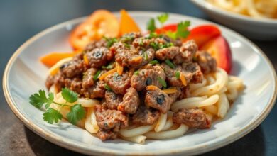 Recheio de carne moída suculento e bem temperado, servido em tigela, com ervas frescas e aroma irresistível