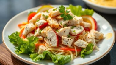 Travessa com salpicão tradicional cremoso, com frango, legumes e batata palha crocante, servida fria e decorada com cheiro-verde