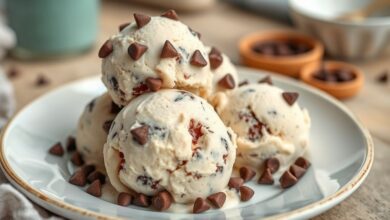 Taça de sorvete de flocos caseiro cremoso, com pedaços de chocolate, servida de forma irresistível e bem gelada.