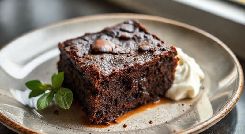 Brownie de frigideira pronto, com interior úmido e topo crocante, servido com sorvete e calda.