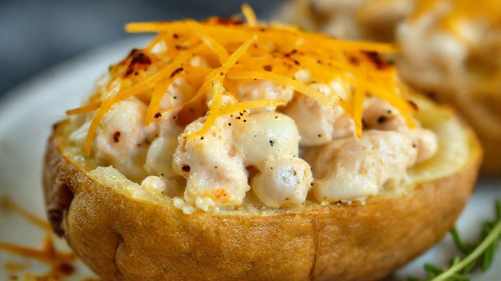 Close-up do interior cremoso e da casquinha dourada do prato servido