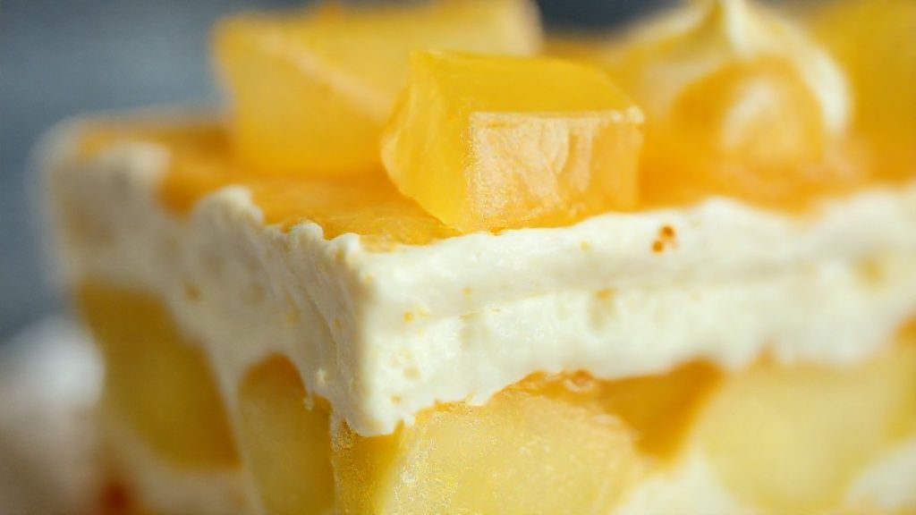 Close-up do doce pronto mostrando camadas e textura cremosa