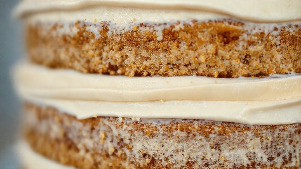 Close-up da fatia do bolo bem casado mostrando suas camadas e textura aveludada