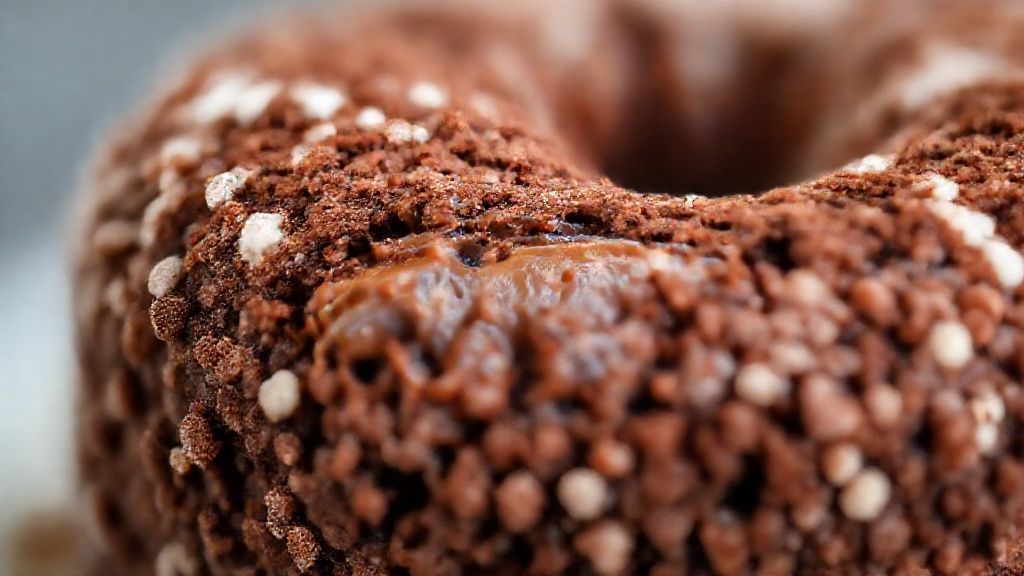 Close-up do bolo mostrando o recheio cremoso e a textura úmida da massa