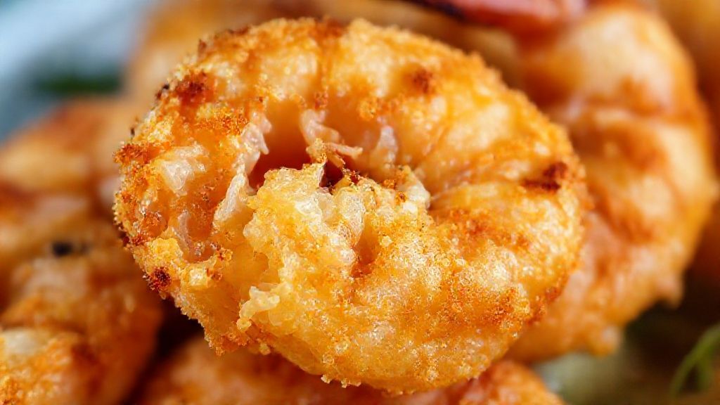 Close-up do camarão assado com crosta dourada e textura crocante