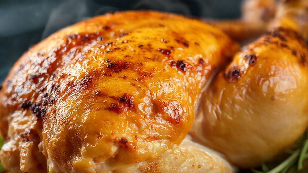 Close-up do frango assado após ser descongelado e reaquecido, mostrando textura e suculência