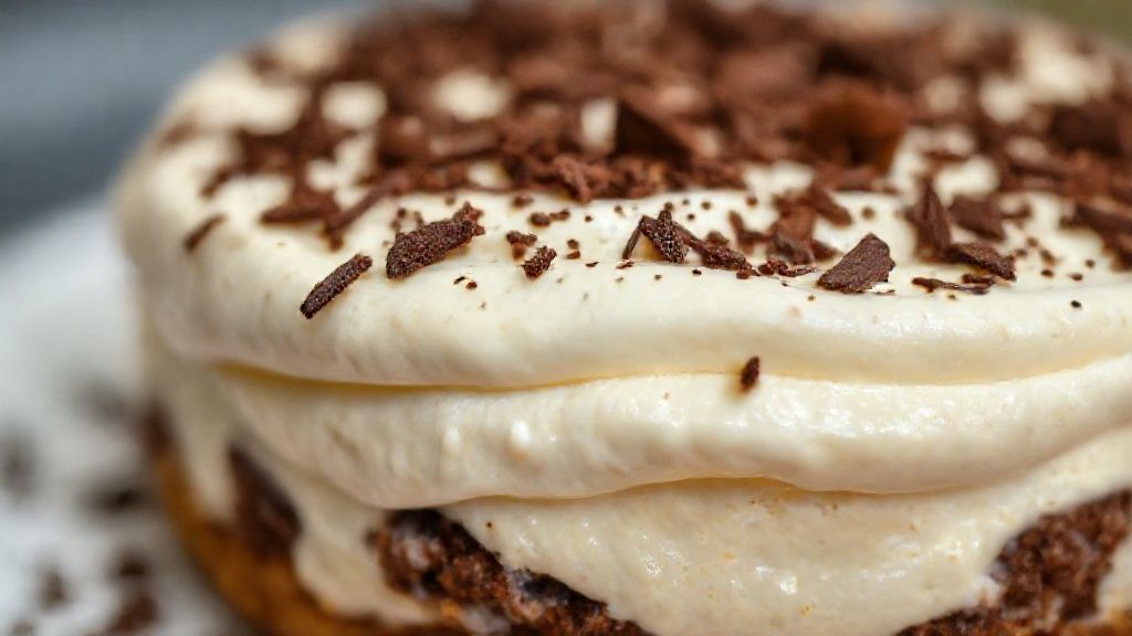 Close-up do pavê sem fogo e rápido com textura cremosa e cobertura de chocolate