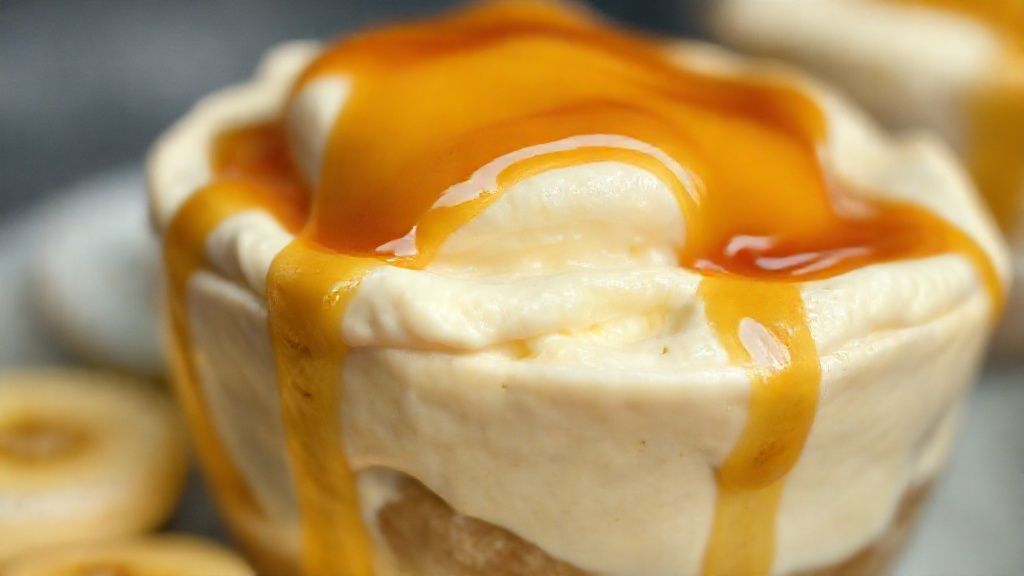 Close-up do pudim fit de banana mostrando textura cremosa e calda dourada escorrendo
