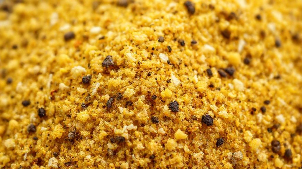 Close-up mostrando a textura granulada e colorida do tempero pronto