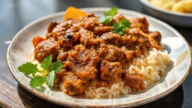 Farofa úmida dourada e soltinha, servida em tigela rústica e decorada com salsinha