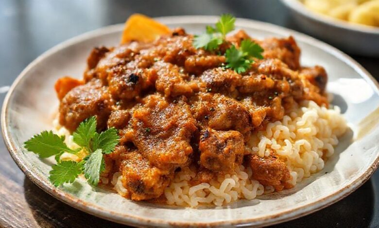 Farofa úmida dourada e soltinha, servida em tigela rústica e decorada com salsinha