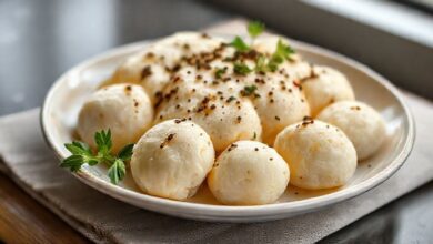 Salgadinhos dourados e macios feitos com massa assada, servidos em uma cesta de fibra ou prato de porcelana