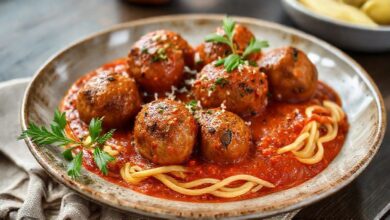 Prato de polpeta rústica servido com molho vermelho espesso e ervas frescas, visual caseiro e apetitoso