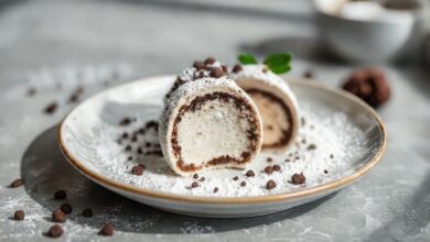 Sobremesa cremosa de leite ninho com bombom decorada com bombons inteiros e textura brilhante, servida bem gelada