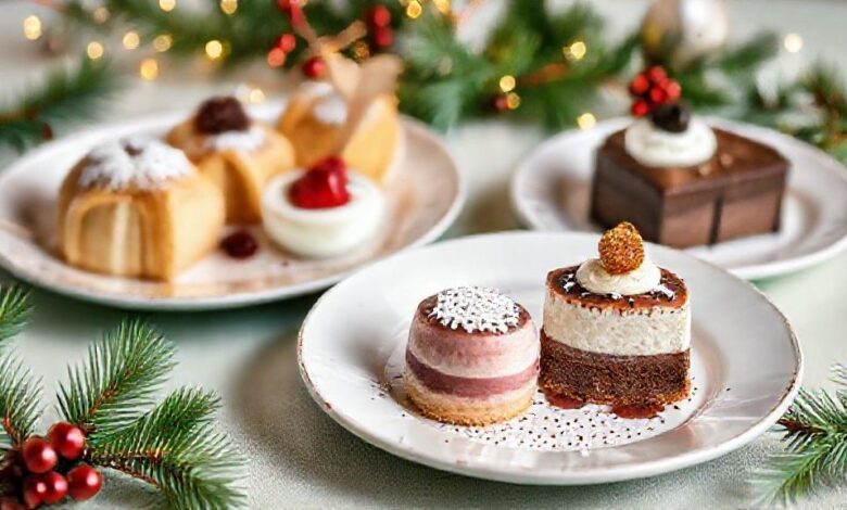 Seleção de sobremesas natalinas simples e coloridas dispostas em mesa decorada para o Natal