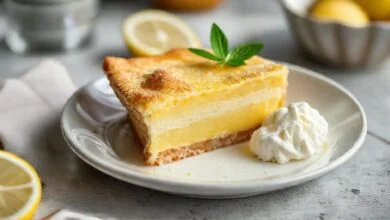 Torta de limão com bolacha finalizada, com base crocante, creme claro e cobertura dourada de merengue