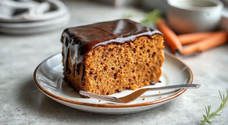 Bolo de cenoura fofinho com cobertura de chocolate escorrendo, servido em prato branco e aspecto caseiro apetitoso