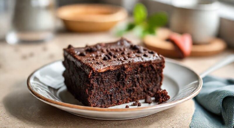 Brownie caseiro com casquinha crocante, pedaços uniformes e interior denso e úmido de chocolate