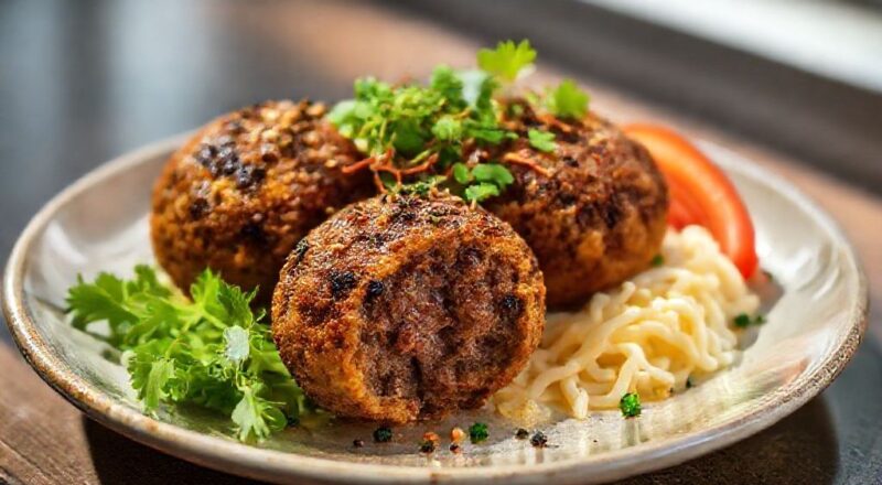 Croquetes dourados e crocantes servidos em um prato, com aspecto caseiro e apetitoso