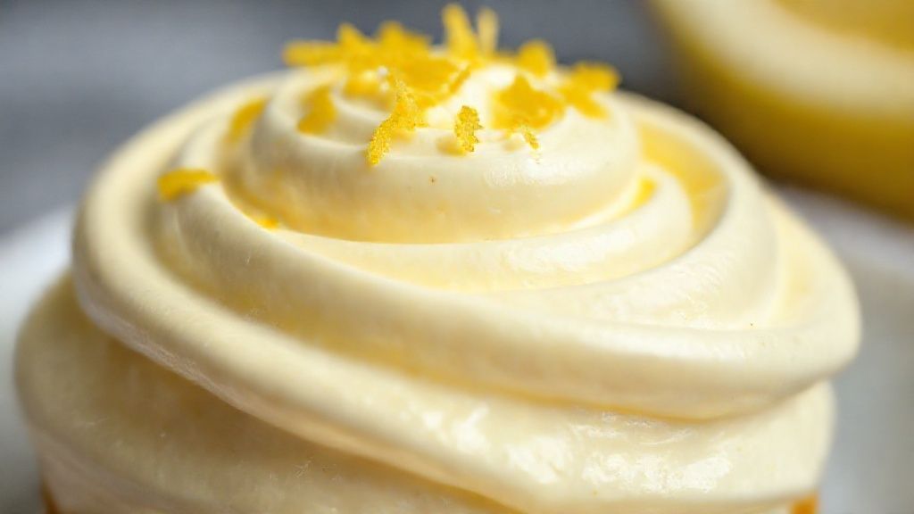 Close-up da mousse com textura cremosa e raspas de limão por cima