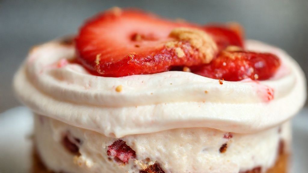 Close-up da sobremesa pronta, com textura cremosa e biscoitos decorando