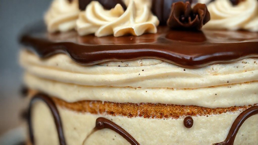 Close-up da torta supreme cortada, destacando as camadas cremosas e a textura da ganache