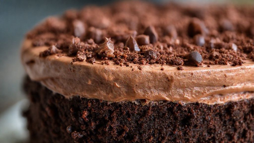 Close-up do bolo de chocolate crocante com camadas visíveis e textura crocante em destaque