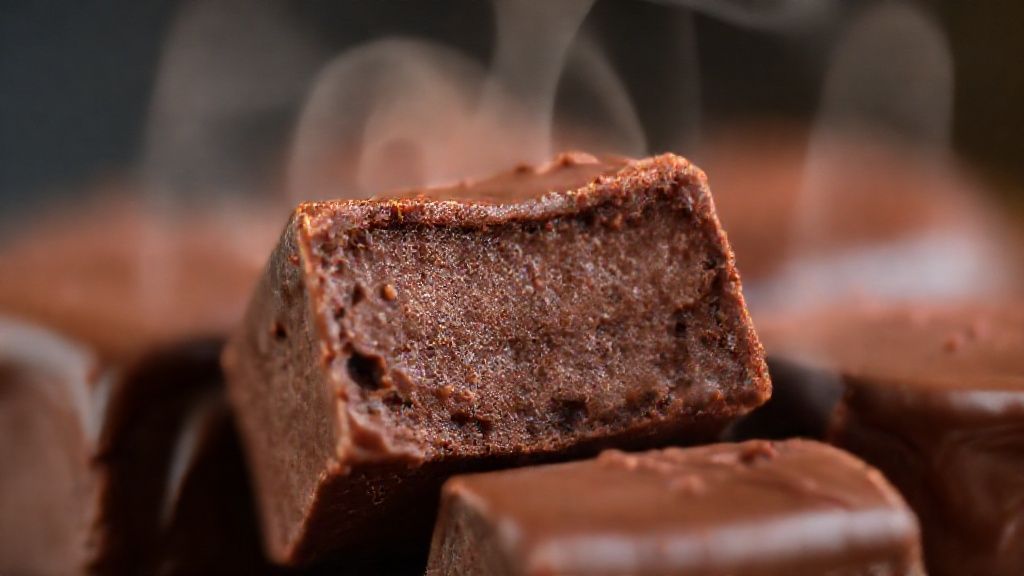 Close-up do brigadeiro de panela cremoso pronto, realçando o brilho e a textura aveludada