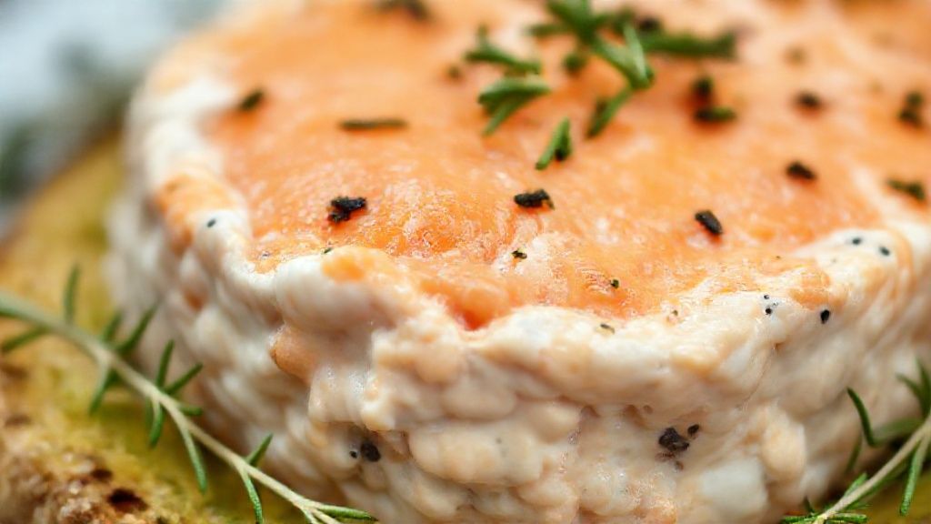 Close-up do patê pronto, mostrando textura cremosa e dill fresco sobre o topo