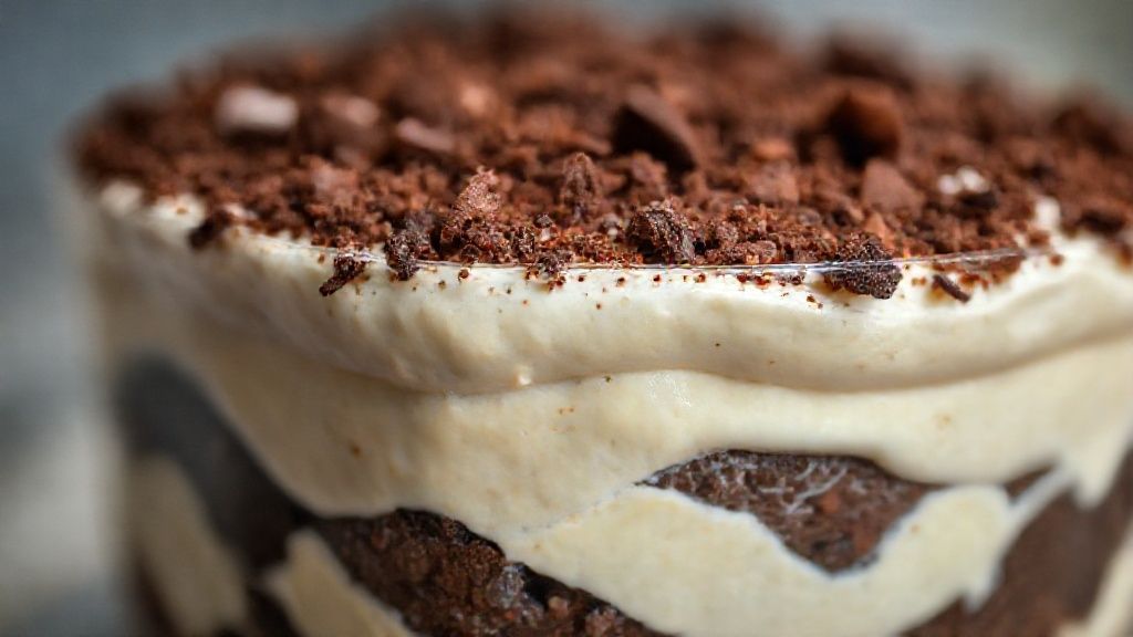 Close-up do pavê crocante finalizado, mostrando a textura cremosa e o topo crocante de chocolate.