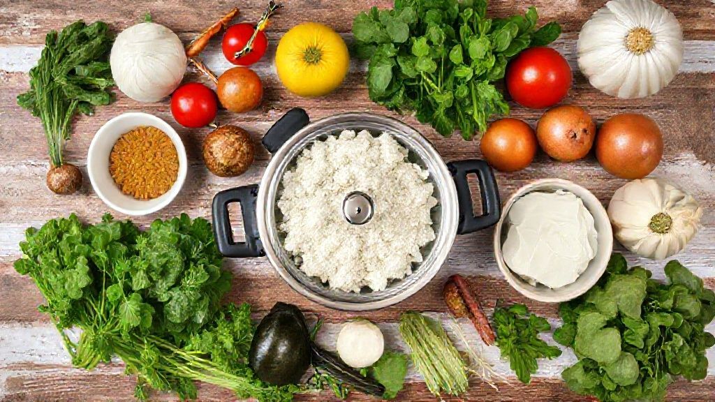 Ingredientes frescos organizados em bancada rústica: frango, arroz, tomates, cebola, pimentão e temperos.