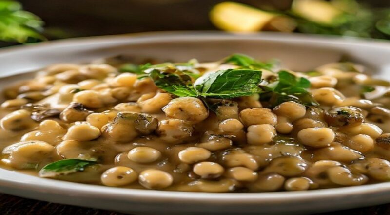 Tigela fumegante de feijão encorpado com caldo espesso, bem temperado e apetitoso, servido de forma caseira e acolhedora