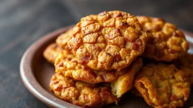 Acarajé Crocante: Receita Baiana Autêntica Em 40 Minutos 6 Bolinhos dourados e crocantes de feijão-fradinho, com casca estaladiça e interior macio, servidos em um prato de barro rústico.
