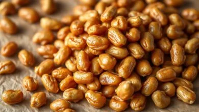Amendoins praliné dourados e brilhantes, com casca caramelizada perfeita, prontos para servir.