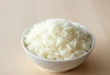 Tigela de arroz branco fofinho e soltinho, com grãos perfeitos e separados, pronto para servir.