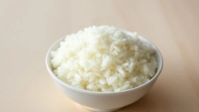 Tigela de arroz branco fofinho e soltinho, com grãos perfeitos e separados, pronto para servir.