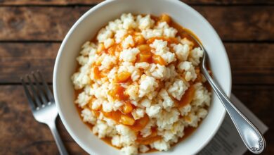 Tigela de arroz cremoso, com grãos soltos e brilhantes, envoltos por um caldo espesso e aveludado, pronto para ser a base perfeita do escondidinho.